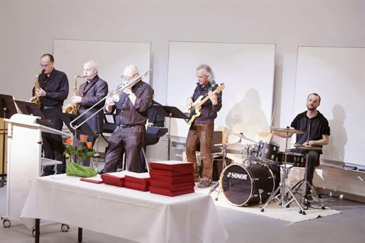 Mit Saxophonen, Posaune, E-Bass und Schlagzeug spielte die fünfköpfige KultBand des Fachbereiches Sozial- und Kulturwissenschaften der Hochschule Düsseldorf unter der Leitung von Herr Prof. Dr. Minkenberg jazzige Klänge.